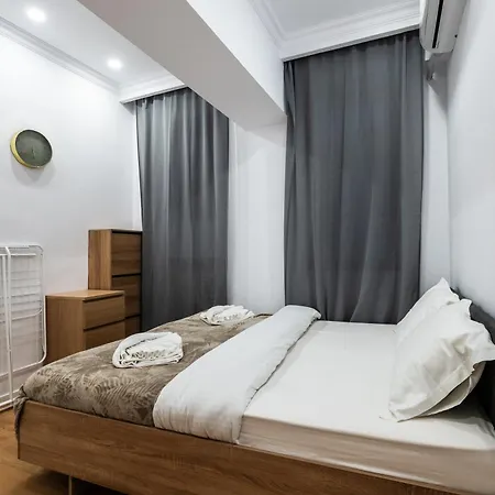 Contemporary & Historic - Piata Romana Apartment *